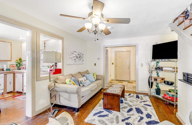 2 BR 2 BA Historic Cottage with free wifi, deck and dogs ok!