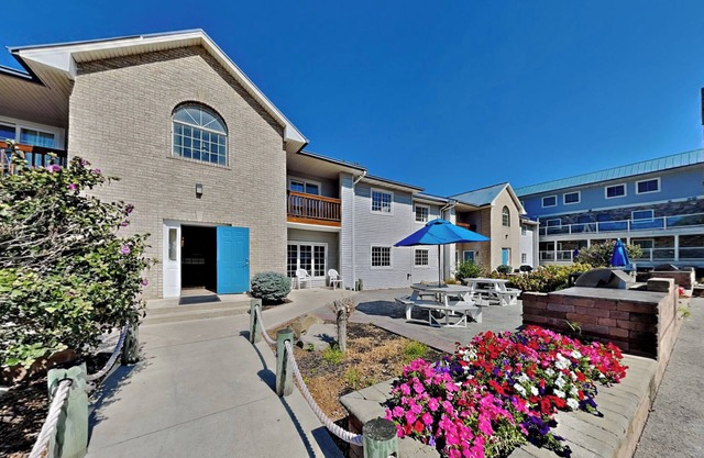 2 BR 2 BA Pool View Unit in Updated Put-in-Bay Condo - Great for Families! C8