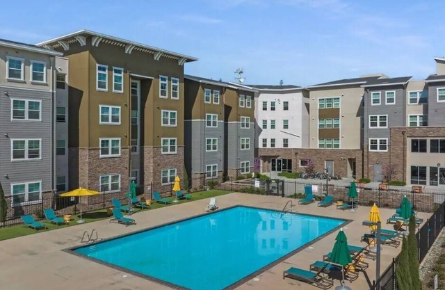 2 Br Apartment w/ Pool+Tanning+Gym+BBQ+Firepit