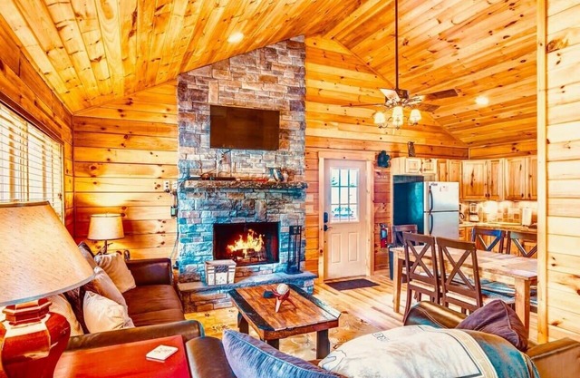 2 BR Cabin - Close to ski resort - Eagles Nest Belles Vacation - fireplace and f