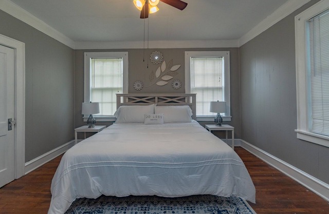 2 BR Charming Duplex w/Large Yard + Full Kitchen