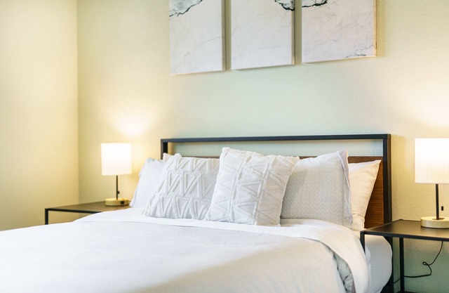 2-BR Cozy Guest Suite with Full Kitchen Near The Momentary & 8th Street Market