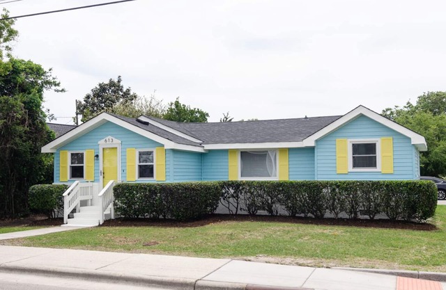 2 BR Pet Friendly Home w Fenced Yard!