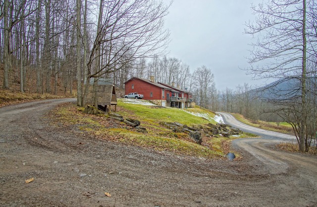 2 Br Plus Loft: Hawthorne Valley 4