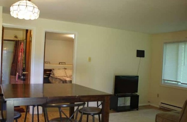 2 BR Walking distance to the Oakdale Theater