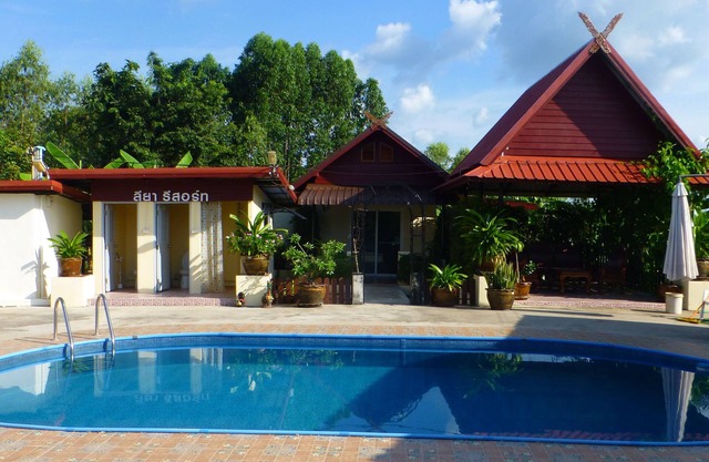 2 Double Bedroom Pool Apartment With Extensive Kitchen Dining Room Wi-fi Aircon