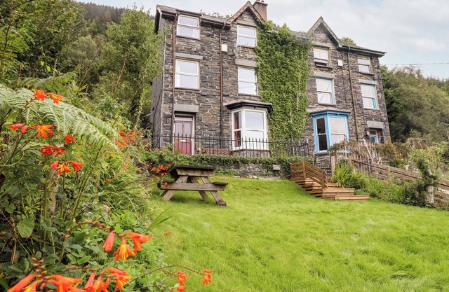 2 ISYGRAIG, pet friendly, country holiday cottage in Corris