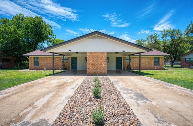 2 King Beds - Comal Hip Haven - Near downtown New Braunfels!
