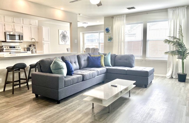 ✨ 2 King Beds - Modern Comfort for 8 Guests ✨