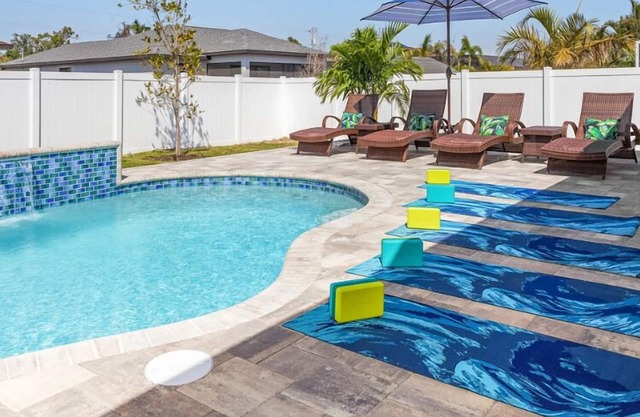 2 King Beds - Outdoor Kitchen - Waterfall Pool - New & Modern - Private Yard