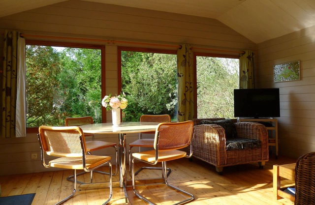 2 kms from the beach of Deauville, pretty chalet located in an independent park