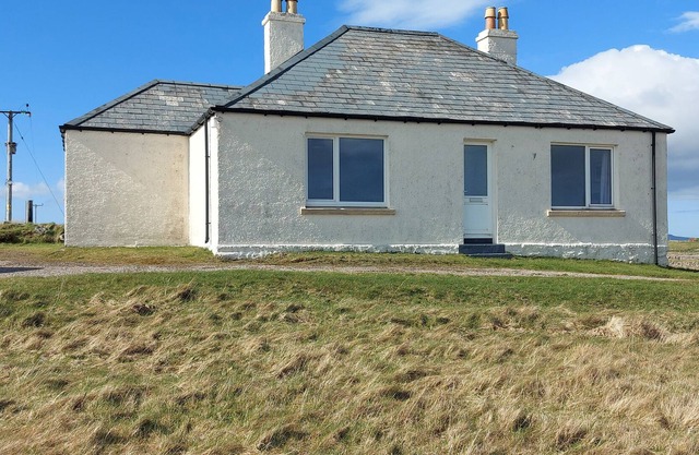 2 KNOCKQUIEN, pet friendly, country holiday cottage in Balivanich