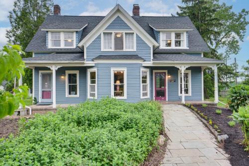 2 Mi to Chardon Square Spacious Farmhouse