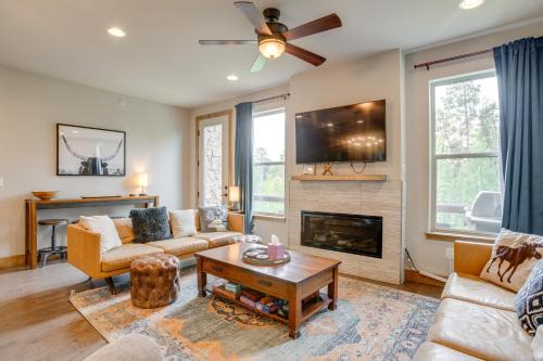 2 Mi to Fraser River Trail Townhome with Hot Tub!