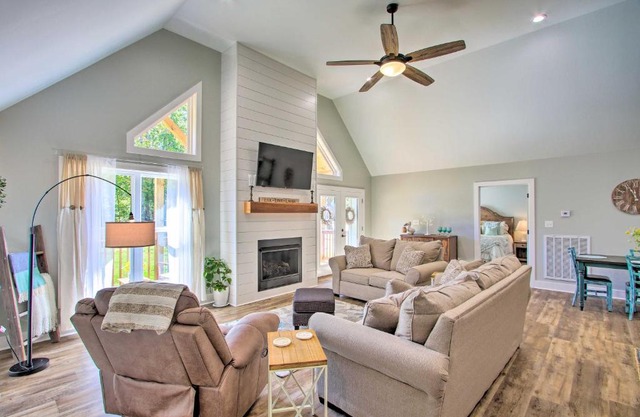 2 Mi to Golf Course and Fire Pit Cozy Counce Cabin!