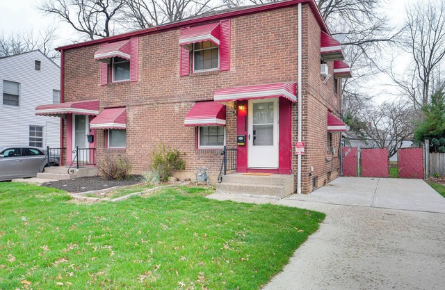 2 Mi to Lake Erie: Home w/Yard in Euclid!