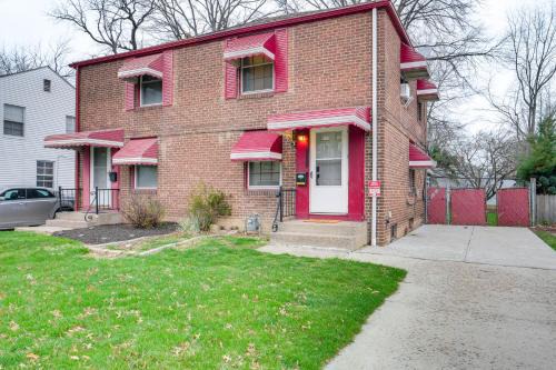 2 Mi to Lake Erie Home with Yard in Euclid!