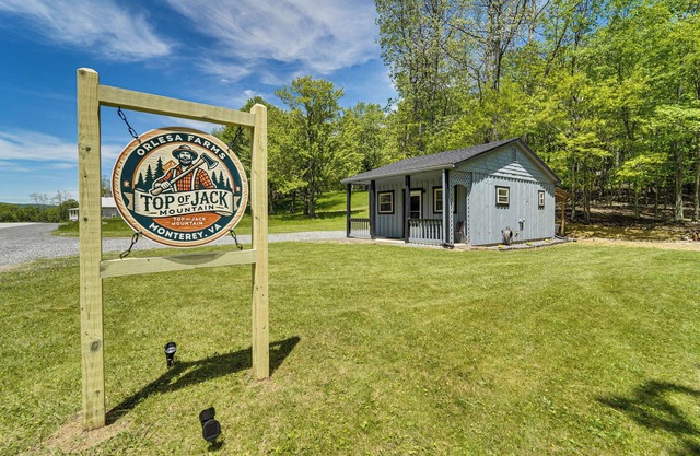 2 Mi to Main Street: Cabin w/Hot Tub in Monterey!