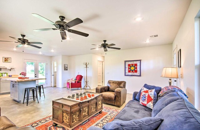 2 Mi to Marinas and Grove Cozy Cabin with Grill