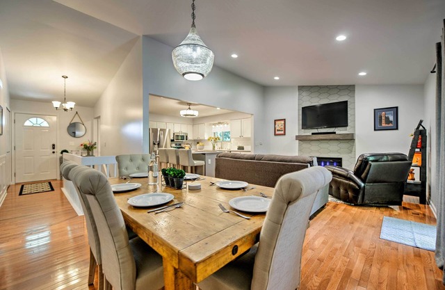 < 2 Mi to the Big House: Family-Friendly Home!