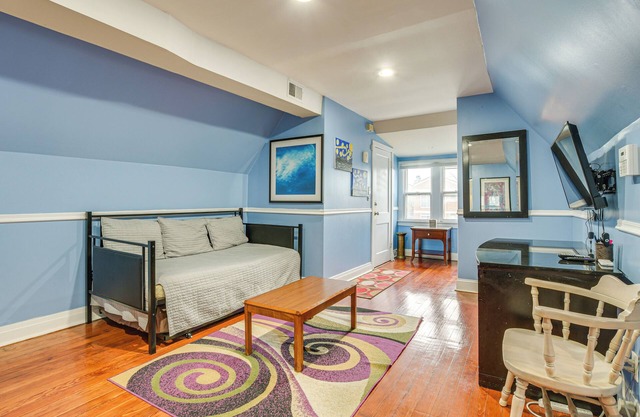 < 2 Mi to UChicago: Apt Near Bus Stops!