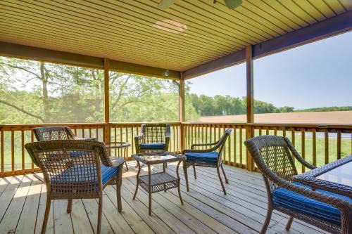 2 Mi to Wineries Calm Cottage on 90 Acres with Barn