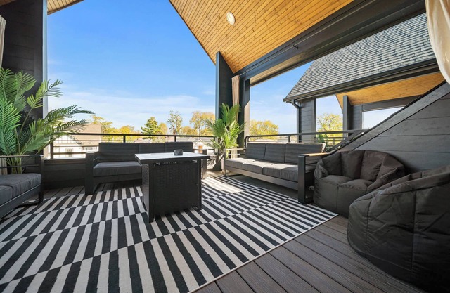 2 Miles from Broadway | Rooftop Lounge!