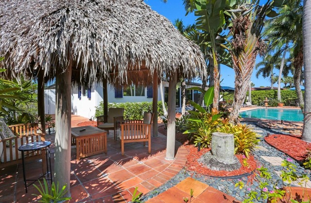 2 miles to beach 2 miles to downtown 3bd2bth house Heated SALT Pool,fenced yard.