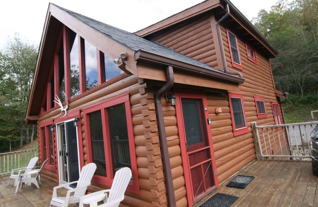 2 Miles to Snowshoe Secluded 3BR Log Cabin on 9 acres Hot Tub Waterfall WIFI
