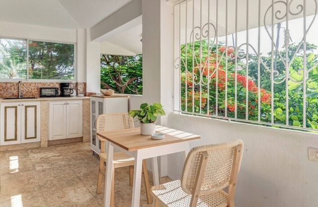 2 minutes from the beach! Cozy 1-bedroom apartment with access to pool