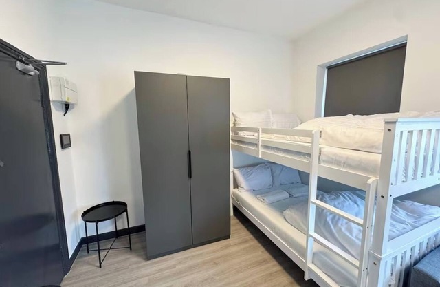 2 minutes walk to Golder's Green Station