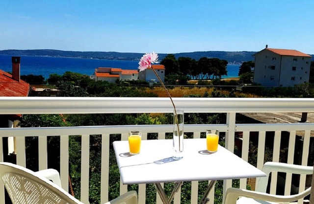 2 minutes walk to the beach, Seaview apartment with seaview terrace, BBQ,parking