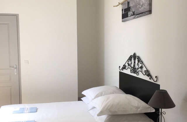 2-person apartment in charming 19th-century mansion with park and heated pool