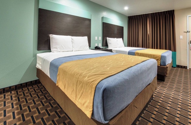 2 Queen Beds Kitchenette Non Smoking - Scottish Inns, Microwave, Free Parking