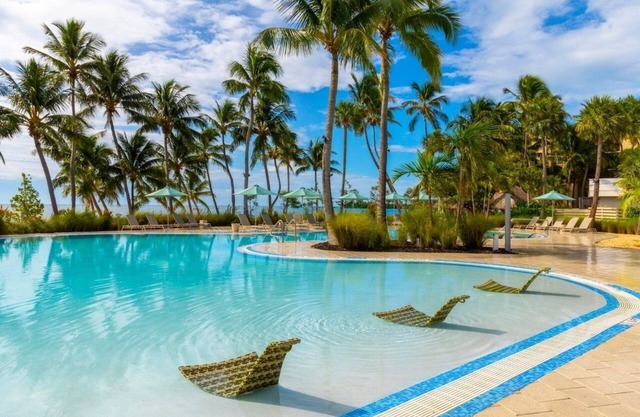 2 Queen Beds Room w/Patio, Outdoor Pool, Free Parking & Pet Friendly