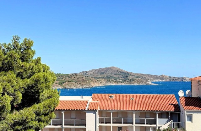 2-room apartment with loggia and WIFI, sea view