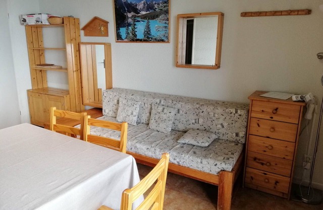 2-room cabin, slopeside, sleeps 5, balcony