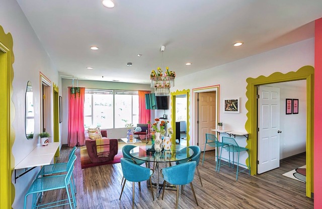 🏡 🏡 2 SIDE BY SIDE UNITS | BACH 💃 | 20 🛌 | 😍 DECOR | WALKABLE TO BARS 🍷