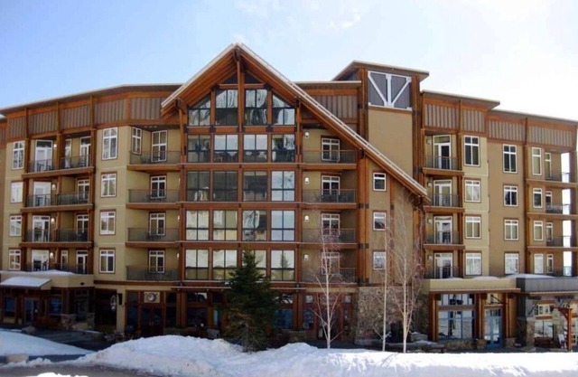 2 SKI FREE Ski in/Ski out White Pine Lake View Condo, Heart of The Village