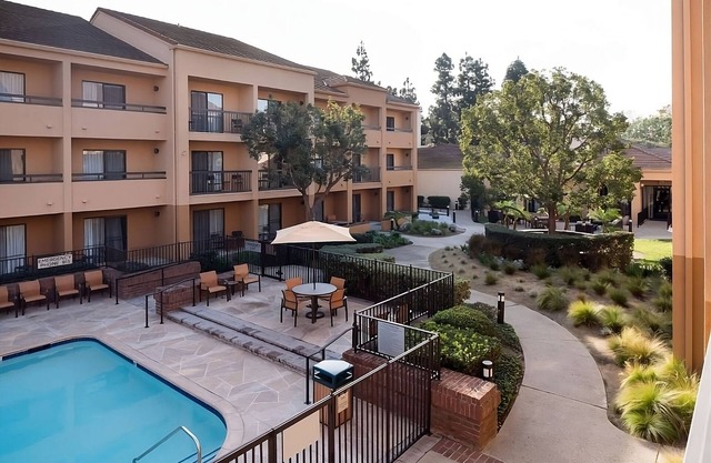 2 Spacious Rooms Near Dignity Health Sports Park – Ideal for Sports Fans