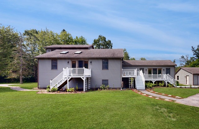 2-story home near the water with deck, jetted tub, grill, streaming, & fast WiFi