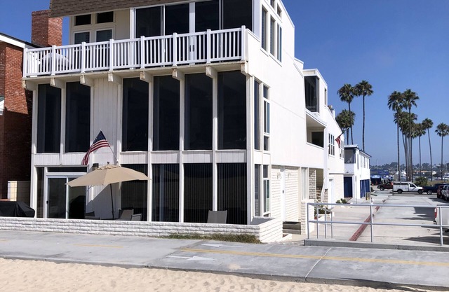 2 Story Large Beachfront Apt, Ocean View