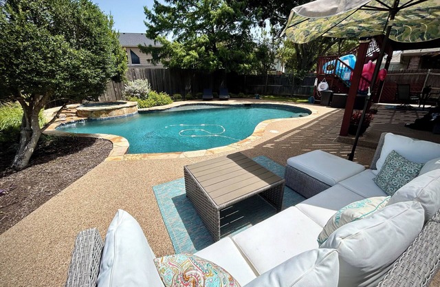 2 Story🏡 POOL 🏊🏼‍♀️ HOT TUB Spacious 🐶Friendly Centrally Located KING & Queen Beds