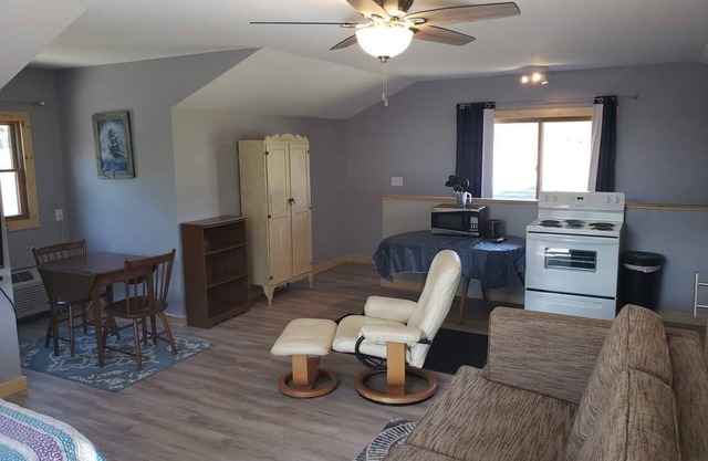 #2 Thomas' Parkside Cottages, 2nd floor Studio w/lake Huron privaten beachfront