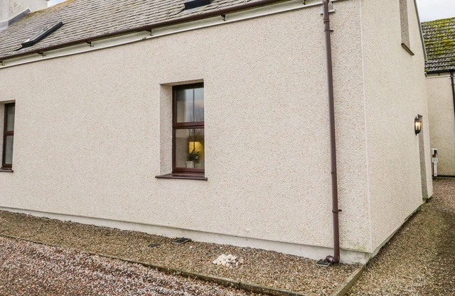 2 THURDISTOFT FARM COTTAGE, pet friendly, with open fire in Thurso