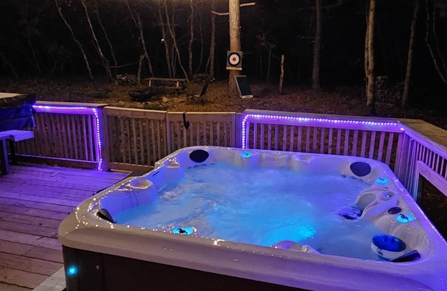 20 Min from Ski Lift & Private Hot Tub, Fire Pit, Game Room, Fireplace
