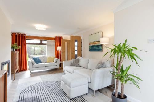 20 mins to Edinburgh 3 bedroom detached family home Guests love it here
