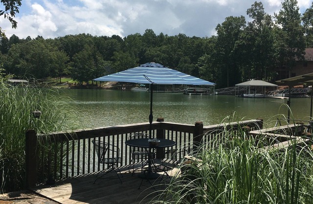 20 Minutes to Clemson - Remodeled 4 BR/3 BA Waterfront
