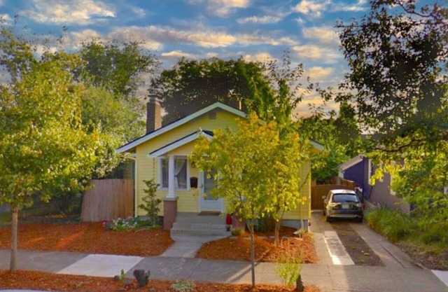 20% OFF! Charming, historic Sellwood Yellow Bungalow, 90+ walk/bike scores!