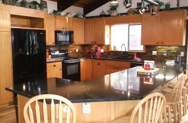 20% off Christmas New Years! Fun Great room, Hot tub, Pool Table, Foosball